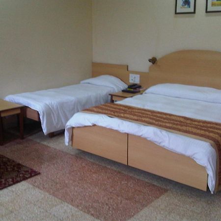 Chateau Windsor Hotel - Marine Drive Мумбаи Экстерьер фото