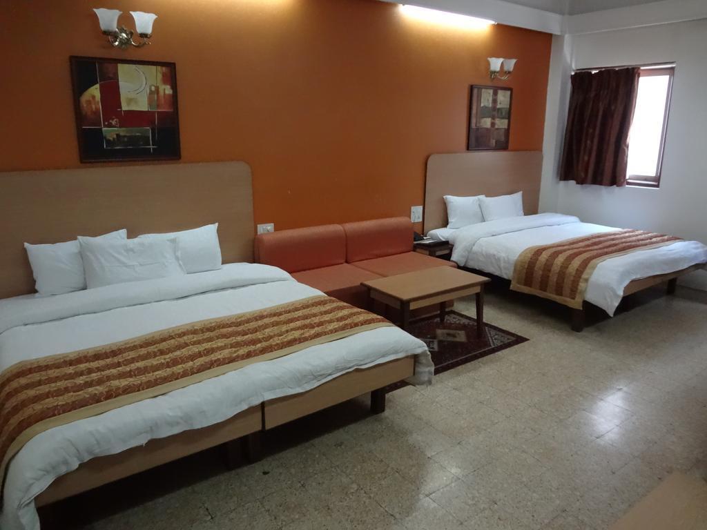 Chateau Windsor Hotel - Marine Drive Мумбаи Экстерьер фото