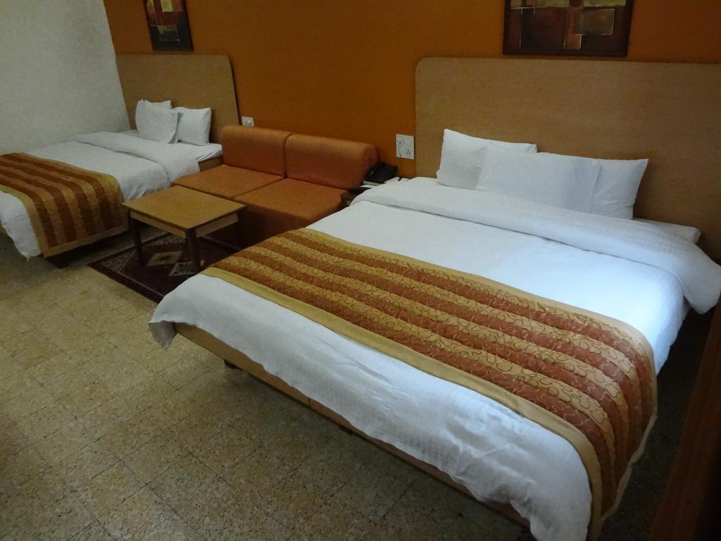Chateau Windsor Hotel - Marine Drive Мумбаи Экстерьер фото