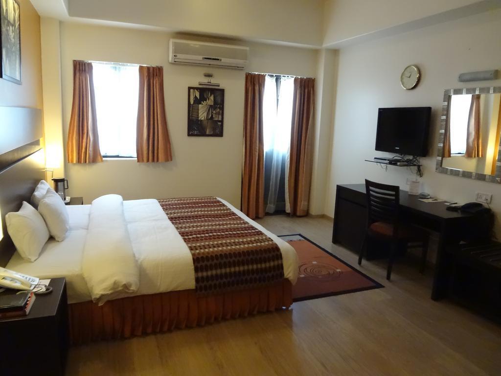 Chateau Windsor Hotel - Marine Drive Мумбаи Экстерьер фото
