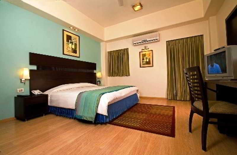 Chateau Windsor Hotel - Marine Drive Мумбаи Экстерьер фото