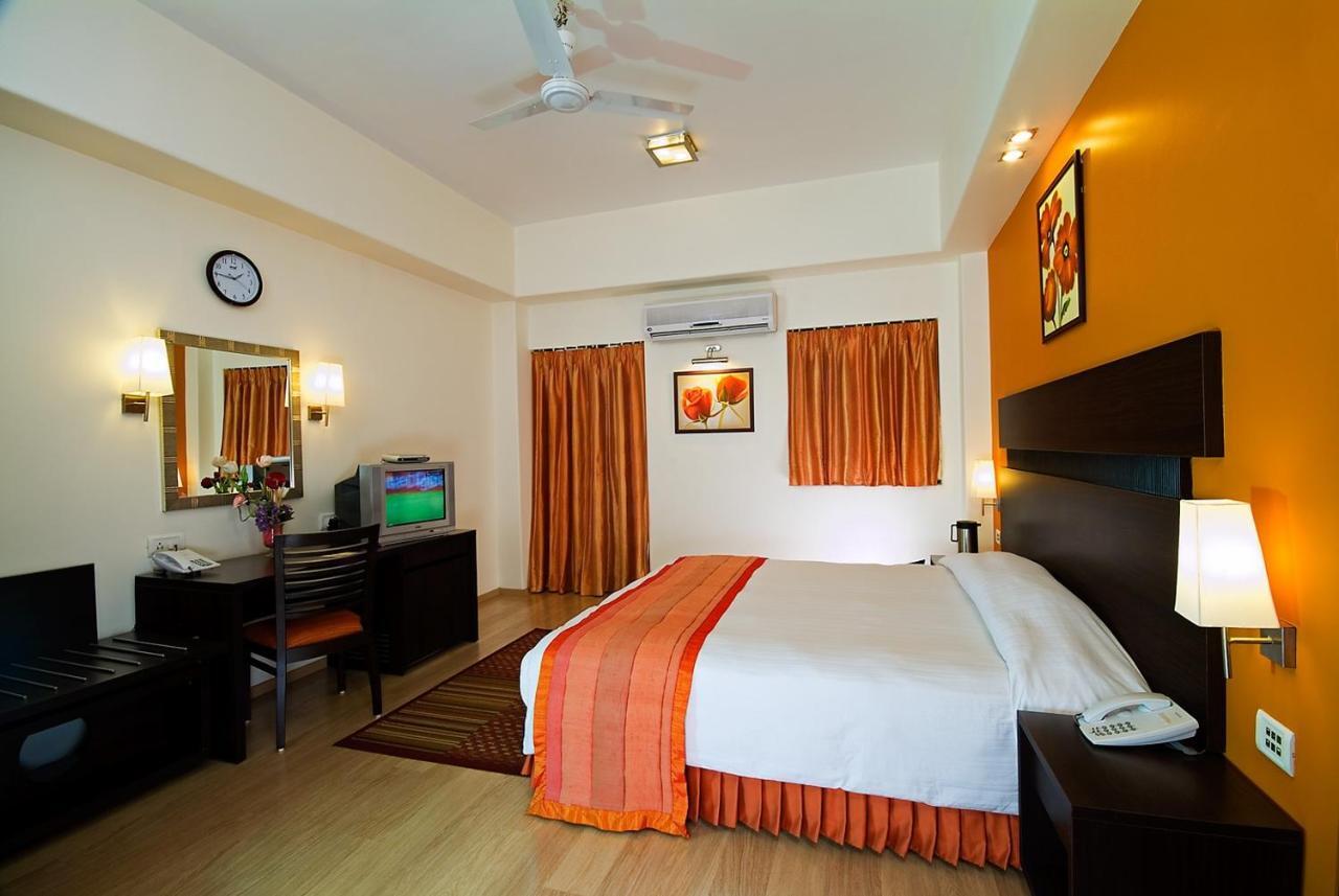Chateau Windsor Hotel - Marine Drive Мумбаи Экстерьер фото