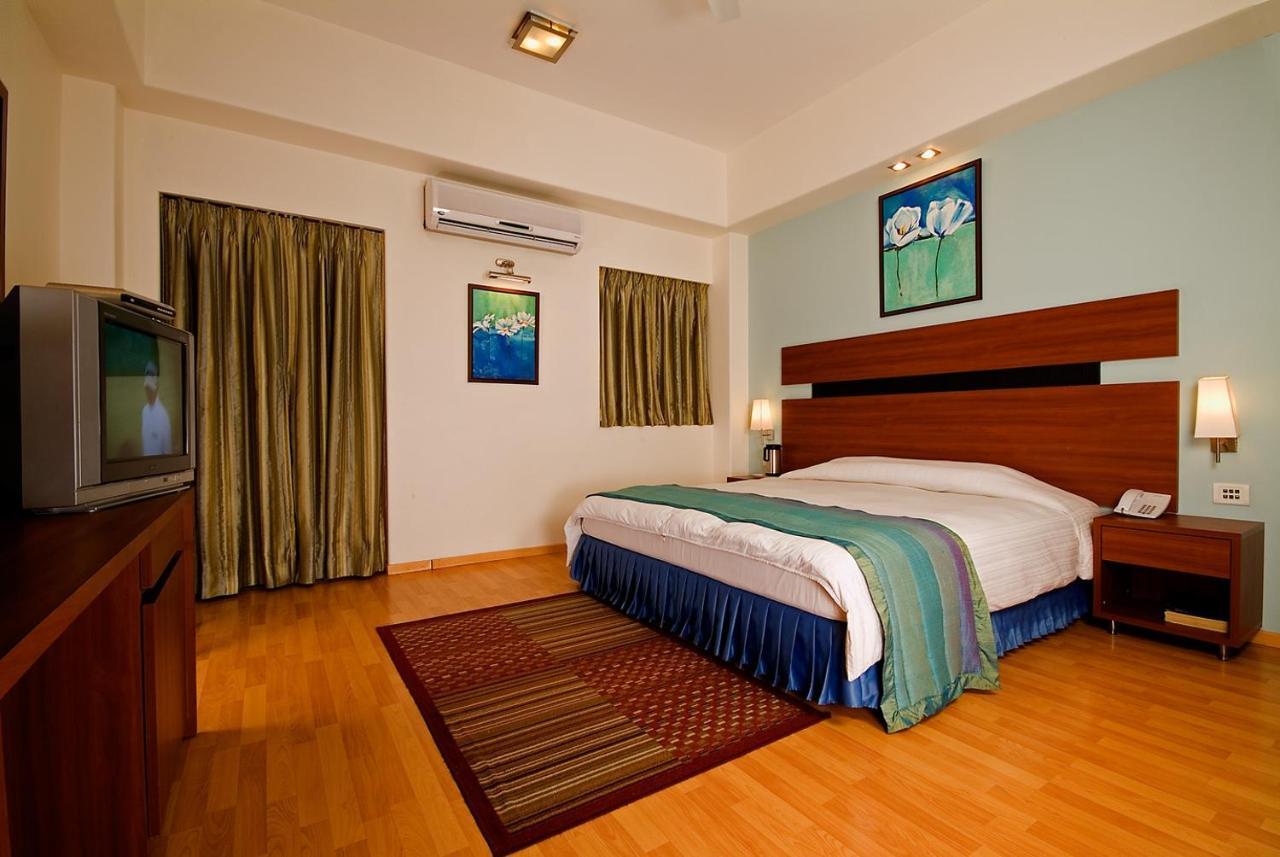 Chateau Windsor Hotel - Marine Drive Мумбаи Экстерьер фото
